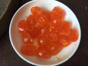 然后放入装白酒的盘里滚一滚