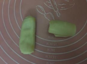 继续取卷好的油皮，像左边那样按扁，再用擀面杖轻轻擀成长舌形，从上而下卷起（右边）