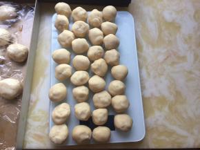 油酥称取12g的等份，也盖上保鲜膜