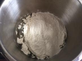 猪油和低筋面粉放入厨师机中