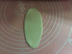 然后将静置好的油酥皮用擀面杖擀成长舌状