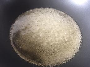 小火煮至白砂糖融化，期间不要搅拌