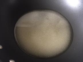 白砂糖和清水放入锅里一起煮