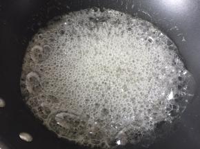 此刻会有大量的泡沫，不用理它，让其煮至糖浆颜色变成琥珀色即可，并且有如蜂蜜一样浓稠