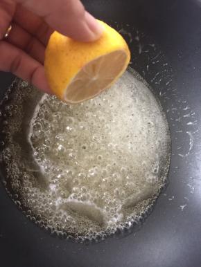 然后加入柠檬汁