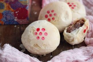 为方便查看，我把材料贴在这里。
[油皮]中筋面粉120克，白糖20克，猪油40克，沸水50克。
[油酥]中筋面粉100克， 猪油50克。
[内馅]玫瑰花酱200克，熟粘米粉70克，猪油20克。