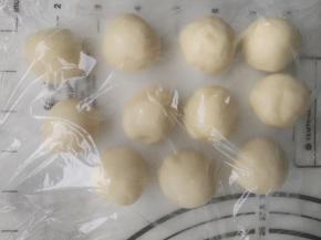 将油皮材料平均分成11份，分别滚圆盖上保鲜膜醒10分钟。