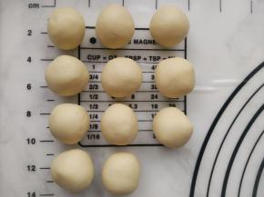 将油酥材料平均分成11份滚圆备用。