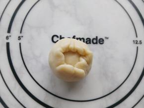 每一份油皮包入一份油酥，捏紧收口。