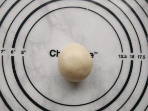 所有包好的面团收口朝下，盖上保鲜膜静置10分钟。