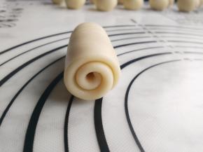 自上而卷起，依次做好所有面团，盖上保鲜膜静置10分钟。