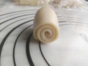 再次从上而下卷起，依次做好所有面团，盖上保鲜膜静置10分钟。