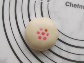 收口朝下，稍微按扁。