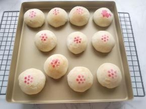 送入预热好的烤箱，中层上下火170度烤25－30分钟，表皮稍微变色即可。