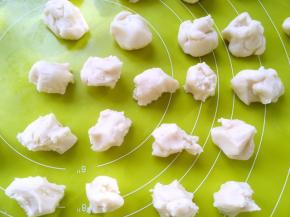 将两种面团分别分成10等份