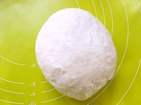 混合所有水油皮材料，用筷子活成面团，揉至光滑状态