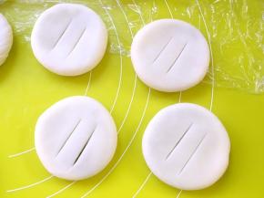 用刀在表面划两刀，烤箱预热180度