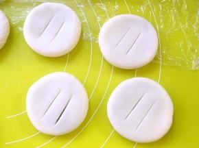 用刀在表面划两刀，烤箱预热180度