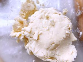 混合所有油酥皮材料，活成面团