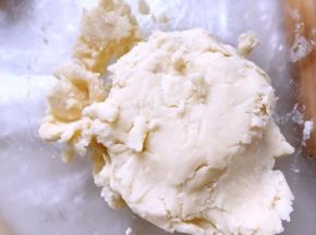 混合所有油酥皮材料，活成面团