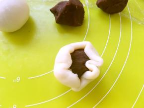 包裹上豆沙馅，用虎口一点点向上推面团，收好收口