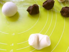 取一份松弛好的牛舌卷，用手指在中间压一下，之后压扁，擀成圆片