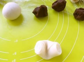 取一份松弛好的牛舌卷，用手指在中间压一下，之后压扁，擀成圆片