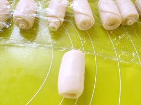 重复5的步骤，将松弛好的牛舌卷擀成长条，卷起来，继续盖保鲜膜松弛15分钟