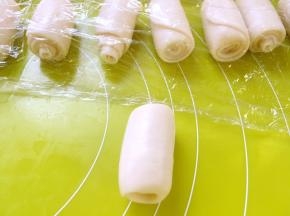 重复5的步骤，将松弛好的牛舌卷擀成长条，卷起来，继续盖保鲜膜松弛15分钟