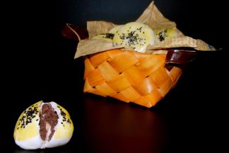 入烤箱170度烤20分钟，老婆饼鼓起，表面上色即可