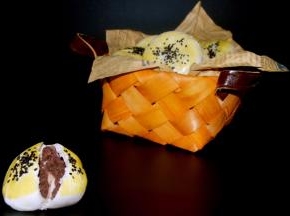 入烤箱170度烤20分钟，老婆饼鼓起，表面上色即可