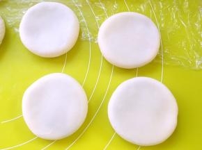 将包好的饼用擀面杖轻轻擀成圆片