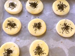 蛋黄打散，在老婆饼表层均匀的刷上一层蛋黄液，之后撒上适量的黑芝麻