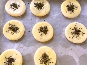 蛋黄打散，在老婆饼表层均匀的刷上一层蛋黄液，之后撒上适量的黑芝麻