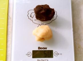 取25克面团跟25克豆沙枣泥馅