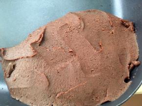 红枣去核切碎，加水打成泥状，跟豆沙馅一起超干备用