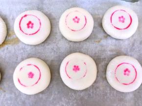 之后用瓶盖沾上红色食用色素，盖在鲜花饼上，之后再用筷子点几个原点，拼成5瓣花