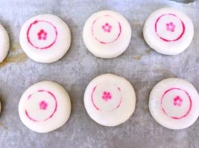 之后用瓶盖沾上红色食用色素，盖在鲜花饼上，之后再用筷子点几个原点，拼成5瓣花