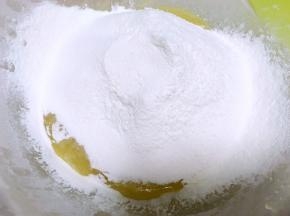 加入过筛的面粉，搅拌均匀，揉成面团