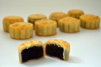 刚烤好的月饼比较远，出炉凉透表皮就会变硬，隔天基本上就会回油