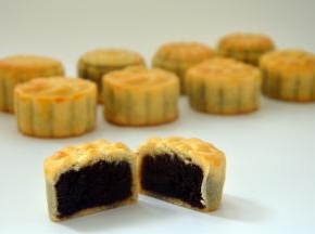 刚烤好的月饼比较远，出炉凉透表皮就会变硬，隔天基本上就会回油