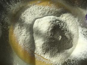 过筛低筋面粉，搅拌均匀无颗粒