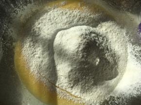 过筛低筋面粉，搅拌均匀无颗粒