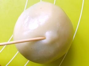 之后用手搓均匀，如果有气泡，可以用牙签扎破排除空气，再一点点收好收口