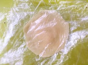 面团盖保鲜膜擀成中间厚一点，西周薄一点的圆片