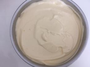 将搅拌好的面糊抬高20厘米倒入模具中，再轻轻磕两下，去除气泡，烤箱预热150度烤50分钟