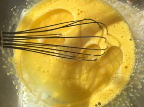 加入玉米油、清水搅拌均匀