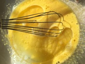 加入玉米油、清水搅拌均匀