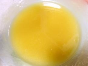 加花生油一直搅拌至乳化状态，看不到花生油颗粒