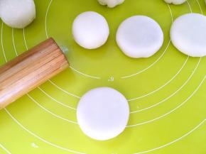 全部包好后，用擀面杖轻轻擀几下，将玫瑰鲜花饼压扁一点，烤箱预热170度